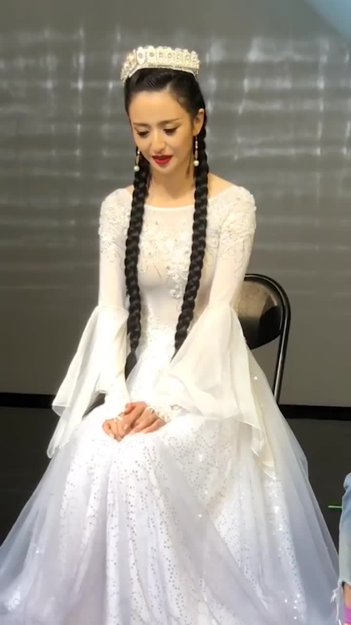 佟丽娅穿白色长裙扎麻花辫美的出众