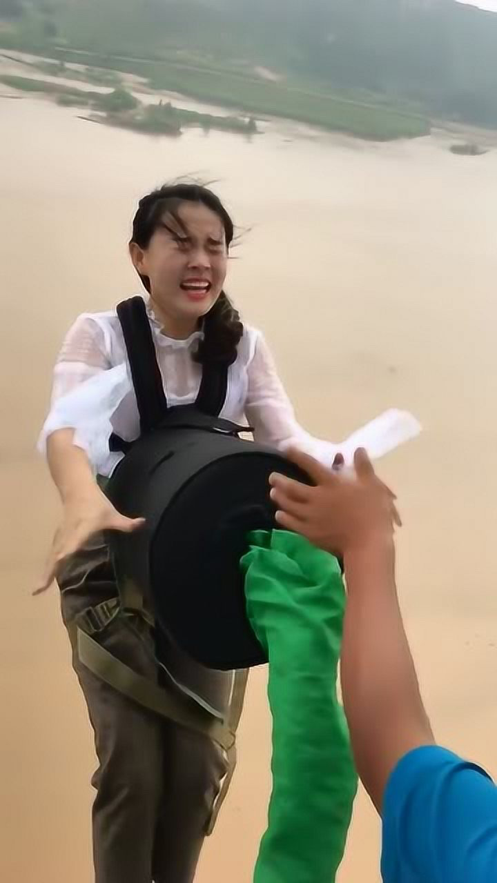 美女蹦极撕心裂肺的叫!