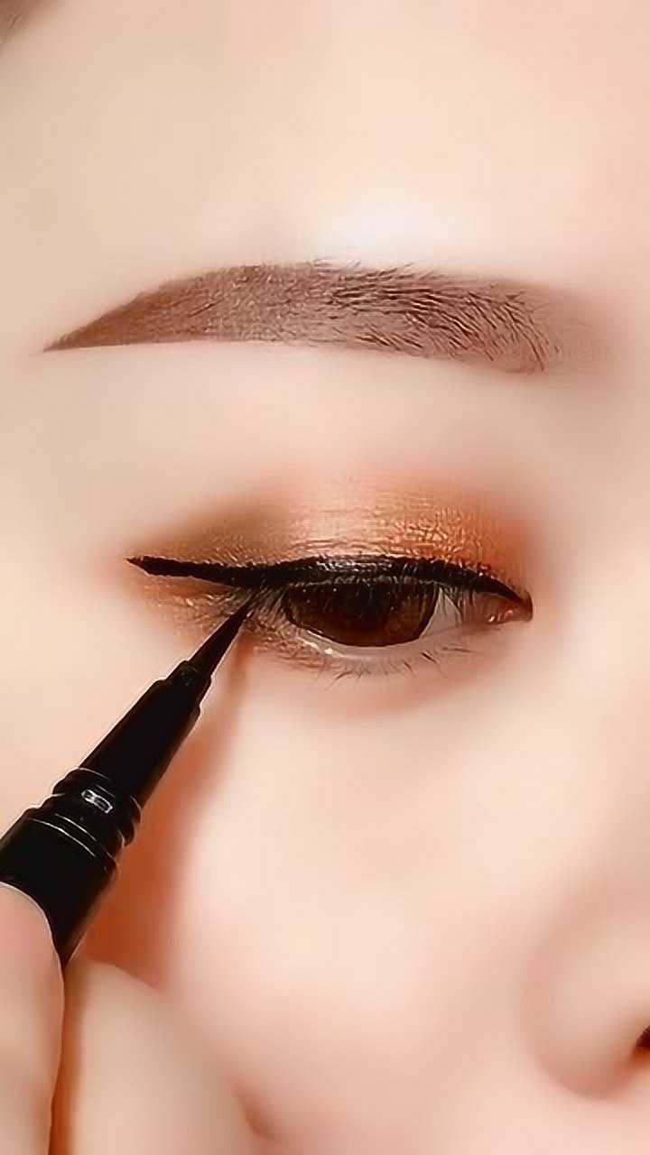 教你画彩妆:画眼线眼尾一定要化个倒三角_腾讯视频