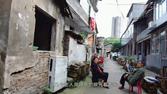 湖北黄石的上港路,还有人没搬居住在这里,好奇地看着我