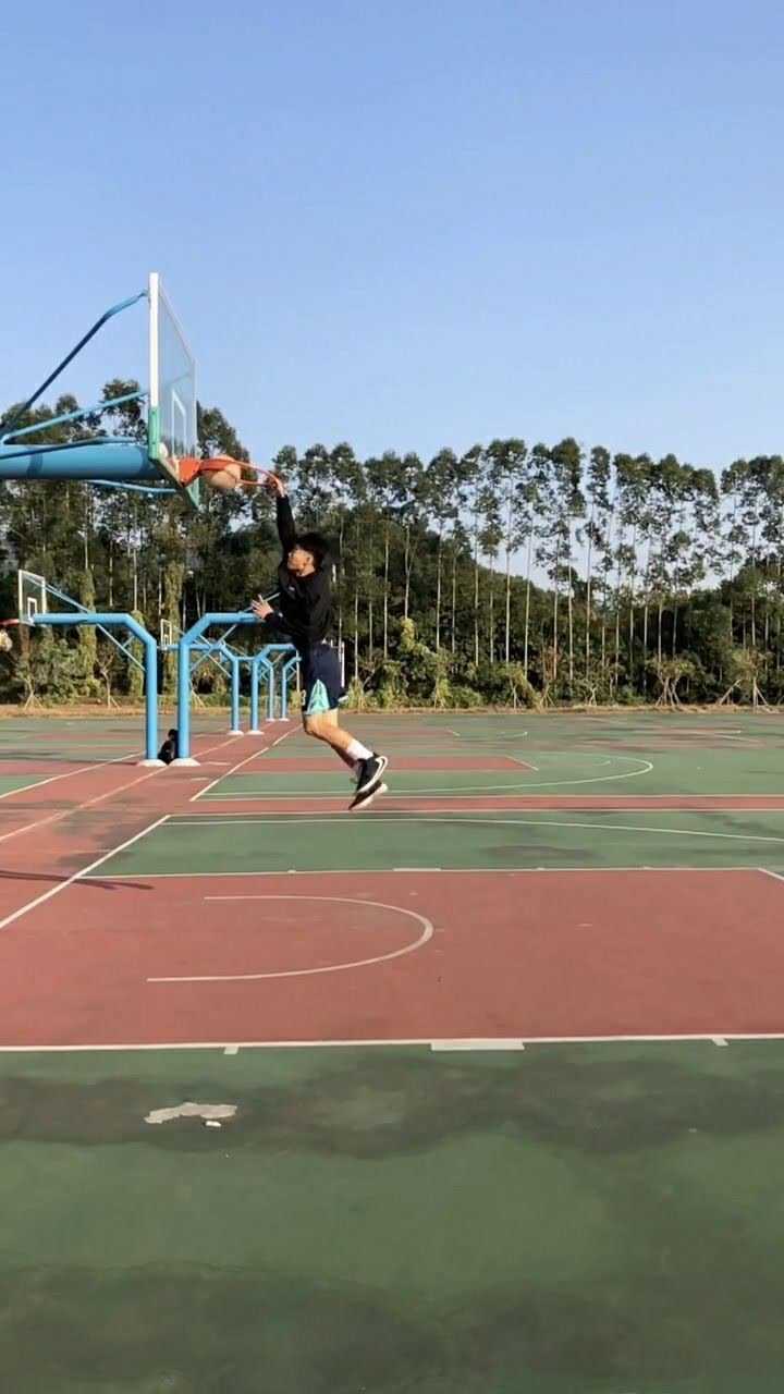 球场最帅气的扣篮请你们收下我的膝盖