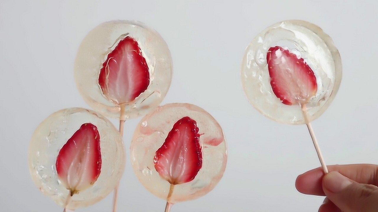 教你在家自制"水晶草莓"棒棒糖!做法超简单,咬一口嘎嘣脆过瘾
