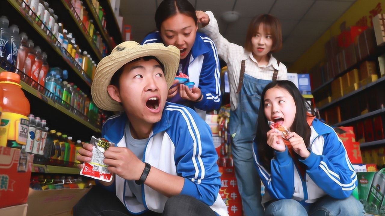 小伙偷吃超市零食,俩学生看见后学着偷吃,没想小伙是超市老板