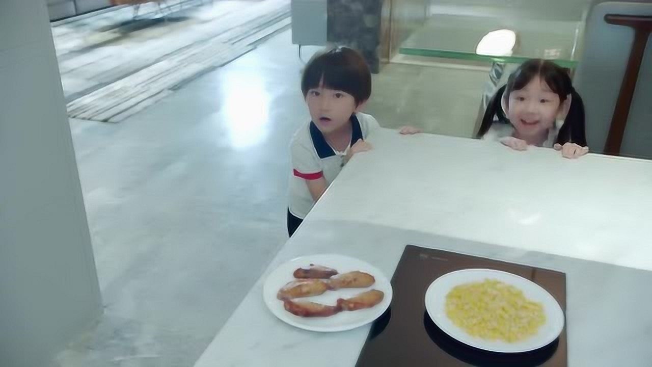 两个小孩偷吃食物,被爸爸发现,生气了!