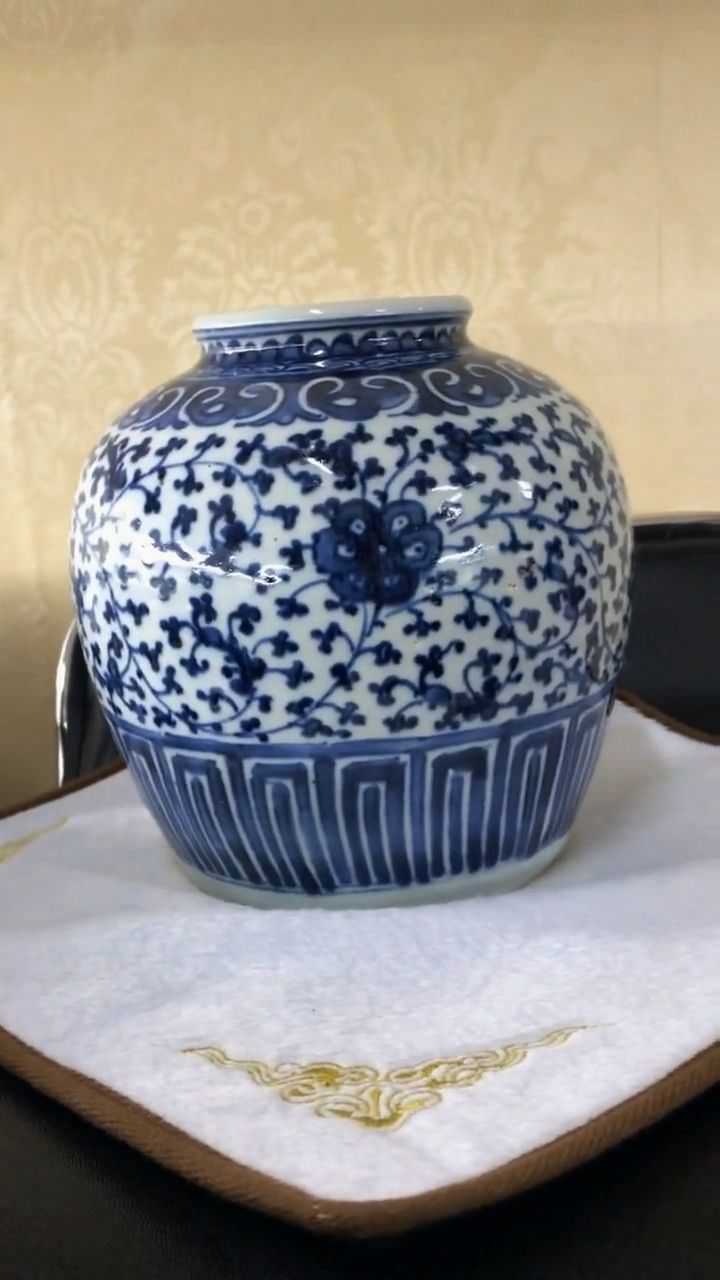 清乾隆青花缠枝莲罐,发色漂亮,釉面莹润,细白糯米胎质