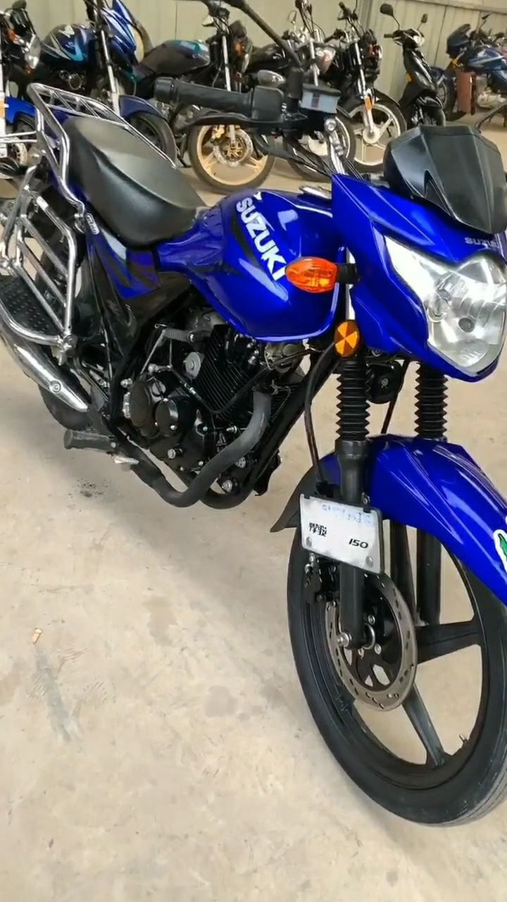 这是一辆高配的摩托铃木悍骏150非常的好看美观