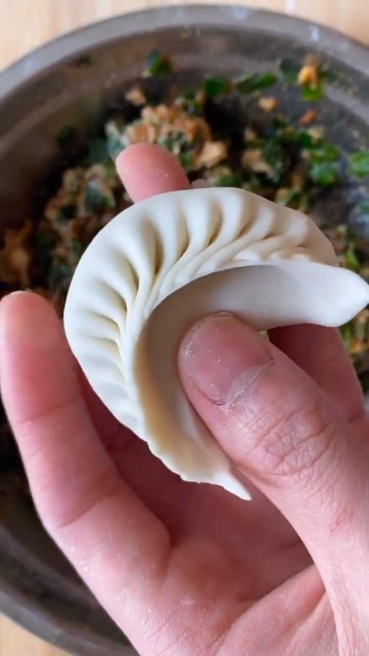 今天来教大家包月牙形状的饺子,是不是感觉我包的特别好看啊