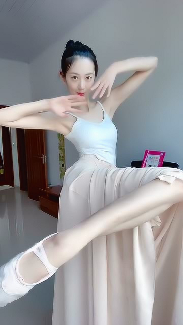 美女网红大跳热舞动作撩人性感火辣谁看谁心动