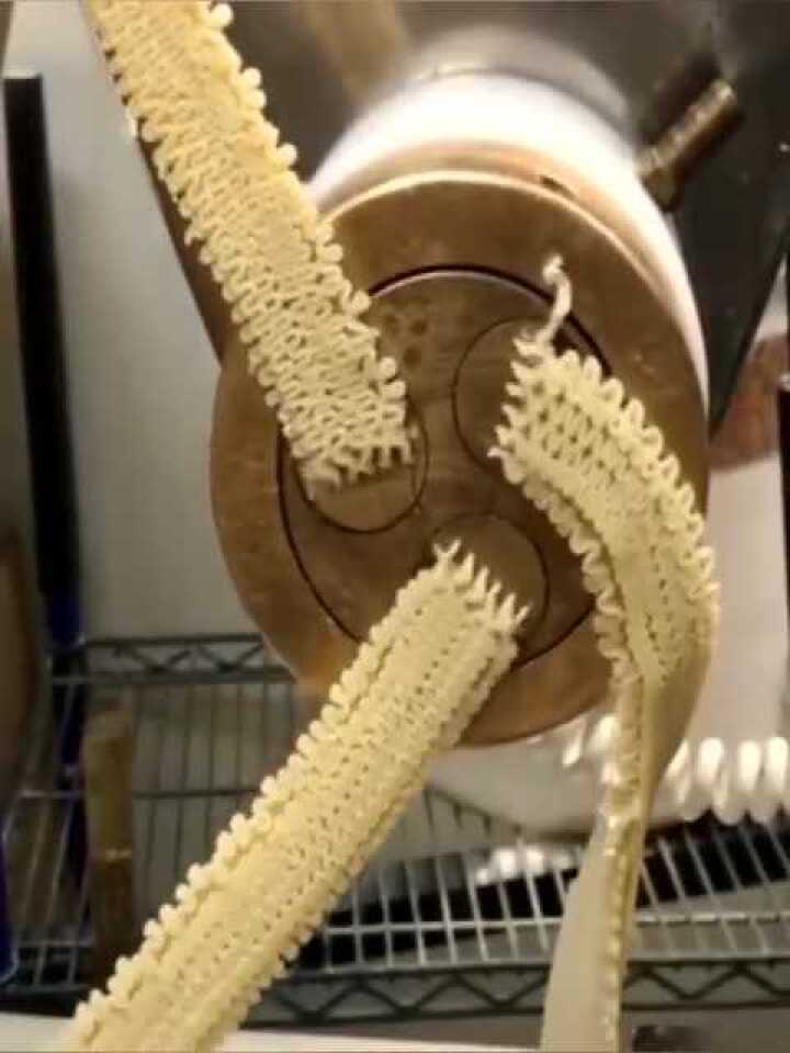 弯弯曲曲的,这是做的什么东西,你看出来了吗?