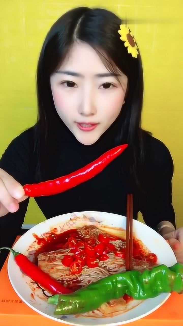 妹子生吃小米椒,难道辣椒到她嘴里就变味了吗,一看就是个吃货