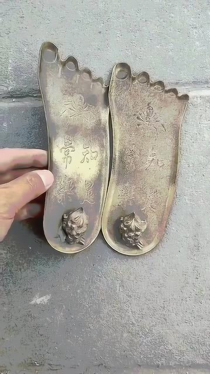 老人家收藏的铜拖鞋原来在古代还有这个用处太残忍了