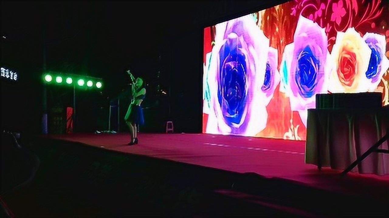 小县城的演唱会效果如何,我觉得这跟舞台有很大关系