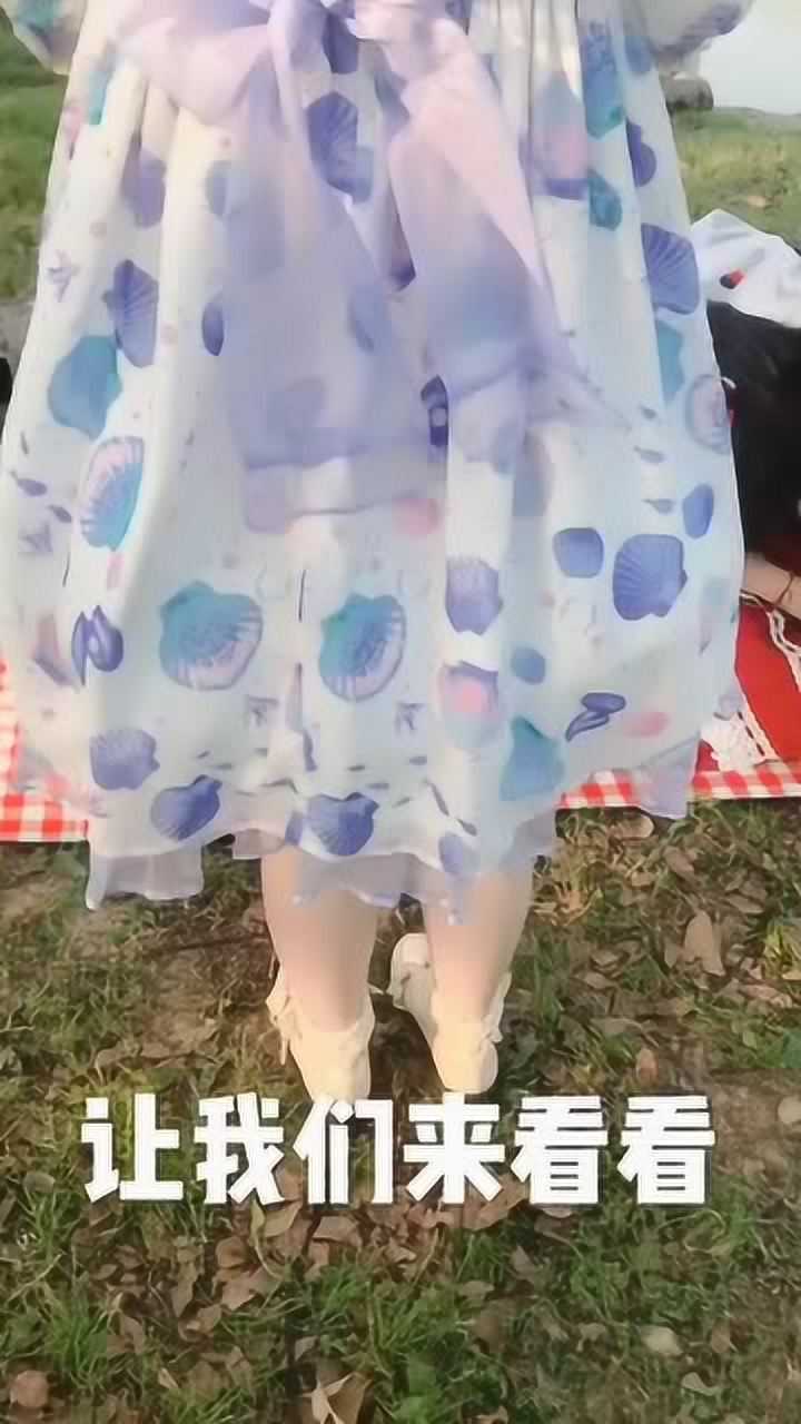 lo娘:你们猜猜女孩子的裙子底下有什么?