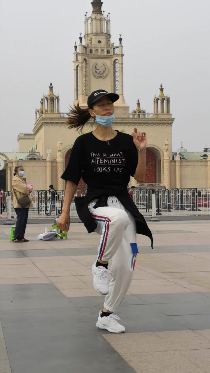 美女老师鬼步舞跳得太棒了