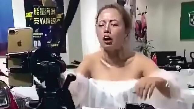 美颜功能多么强大啊,把这么丑的妹子拍的那么好看,网友:这就是照骗!