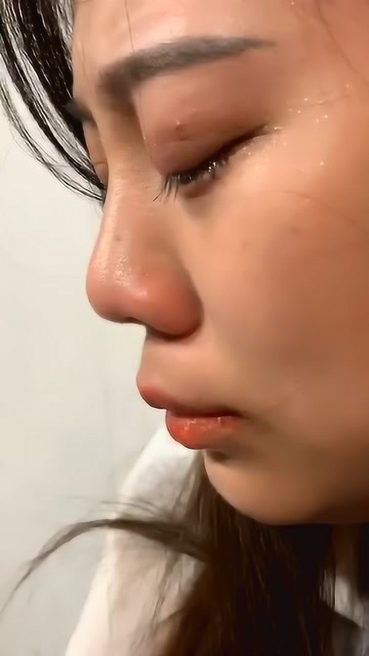 美女得知前任要结婚竟自己一个人哭成这样