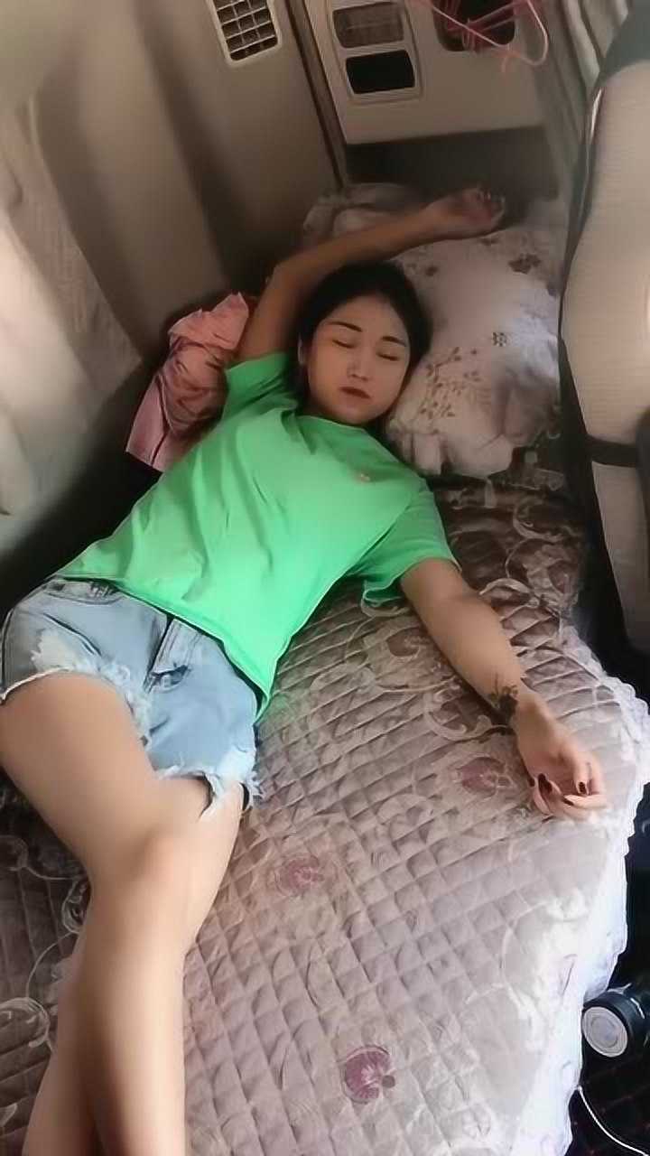 货车女司机朵朵睡着了开着空调这样睡觉不会着凉吗