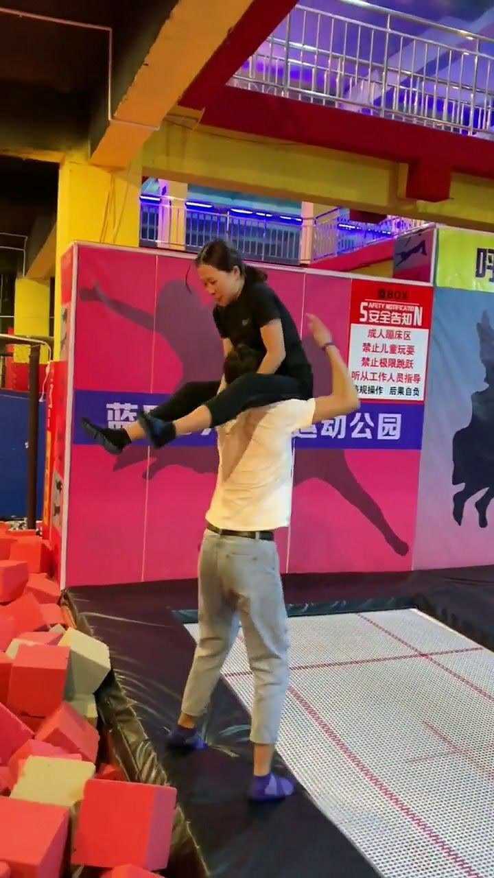 美女这一招也太无情了把直接骑到帅哥的脖子上了