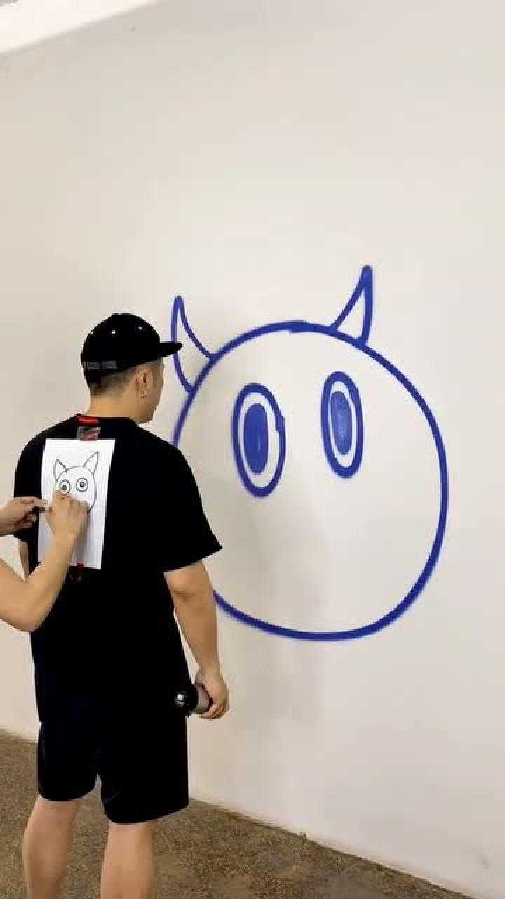 跟朋友玩背后画画为啥跟我的不一样呢你觉得谁画的最好看