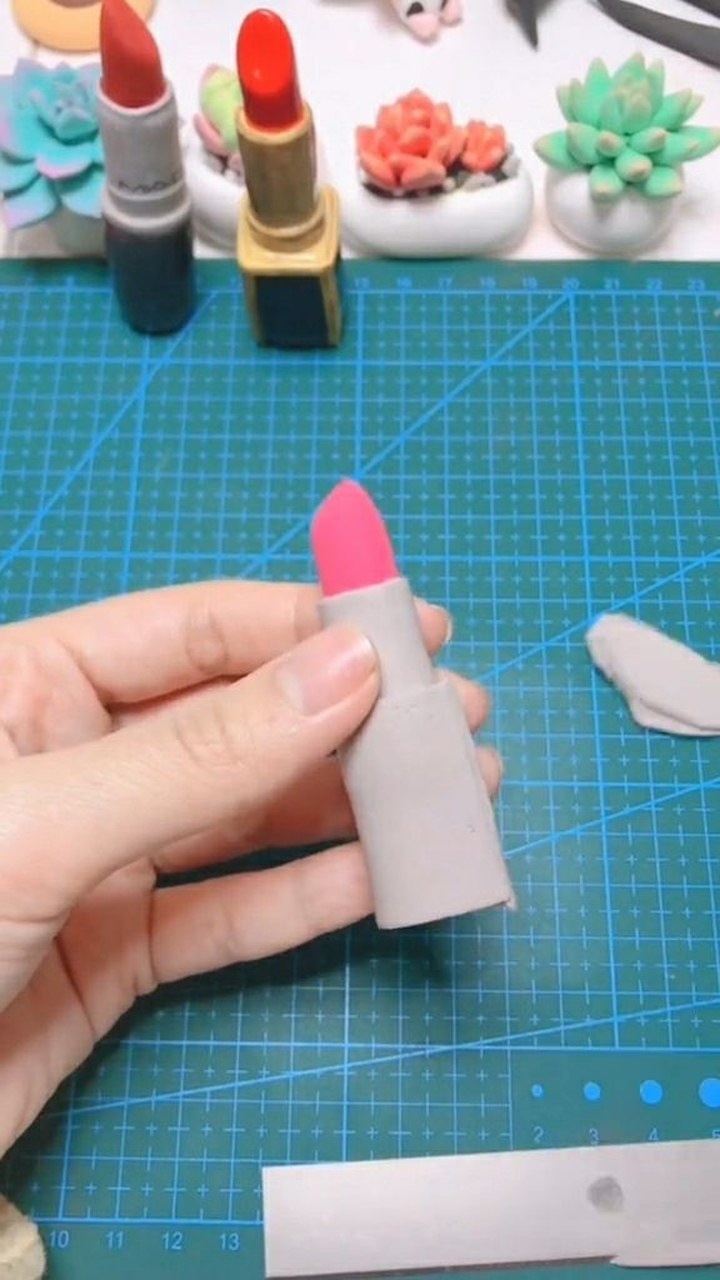 教大家用橡皮泥捏个漂亮的口红,小姐姐特别喜欢
