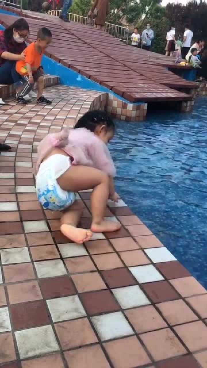 尿不湿到底有多吸水小女孩穿尿不湿玩水结果重心不稳尴尬了