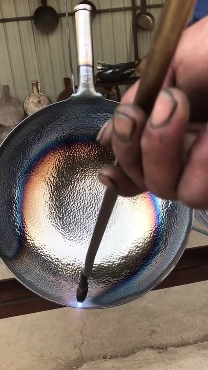 高温烤蓝开锅,抗氧化防锈处理,纯手工铁锅