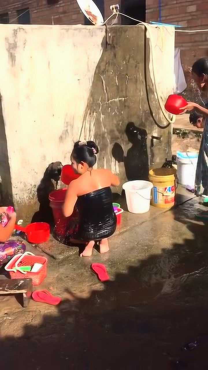 缅甸女人的日常直接在大街上洗澡太没羞没臊了