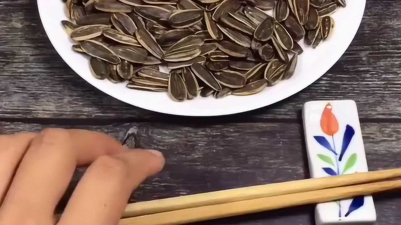 教你如何快速嗑瓜子,两根筷子一根皮筋就搞定,方法简单易学!