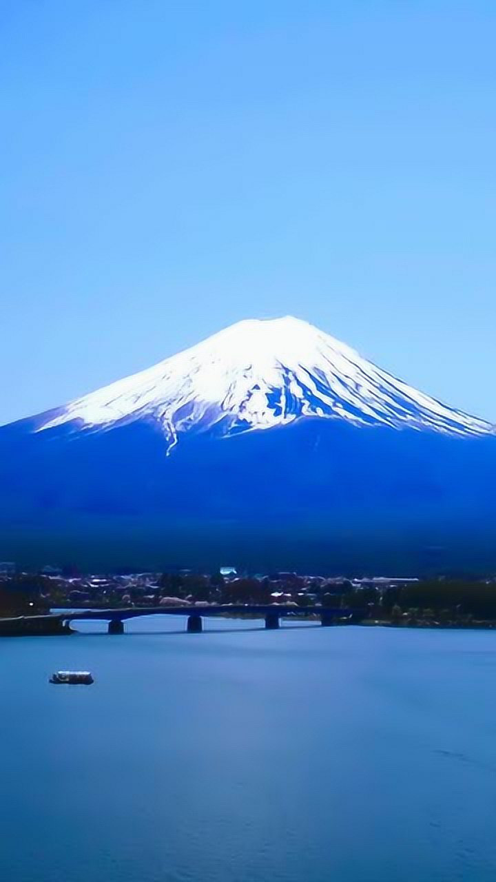 富士山被日本人誉为"圣岳",这是日本最著名的象征之一