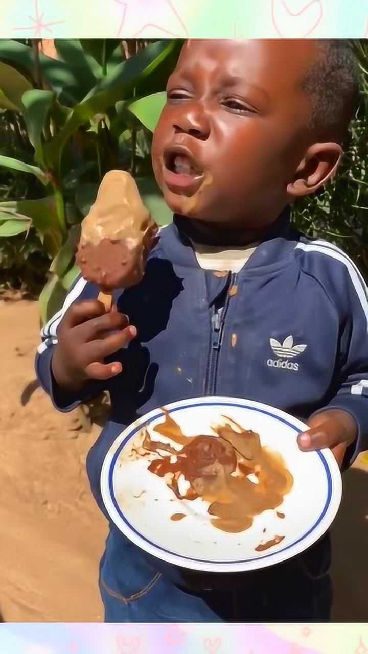 第一次吃雪糕的非洲孩子看到他馋成这样真想再买一块