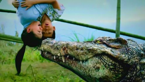 两吨重的鳄鱼，拖着8米长身躯逼近人类，却只亲了一下