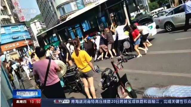 一老人被卷入公交车底,众人抬车合力救人