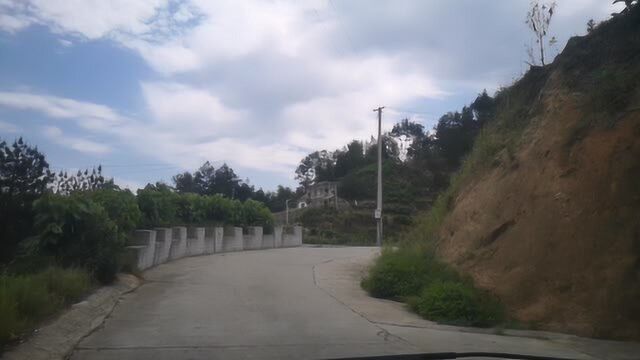 大别山自驾游,翻越北山岭小小村道过足U型弯道瘾,山顶看天柱山