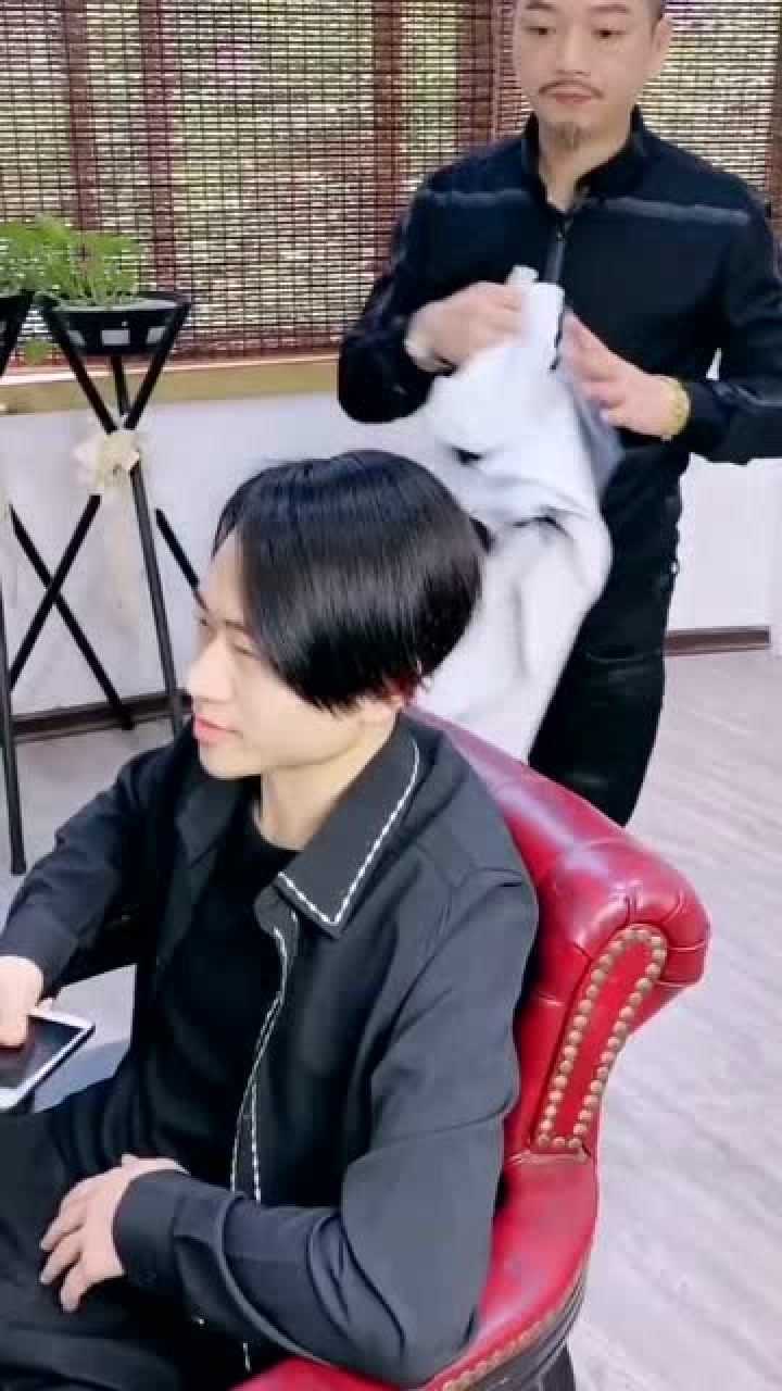 托尼老师新设计的发型头顶wifi不是事竟然还有根天线