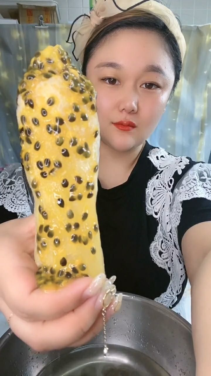 百香果海绵冰吃起来特别过瘾,咬起来脆脆的特别过瘾