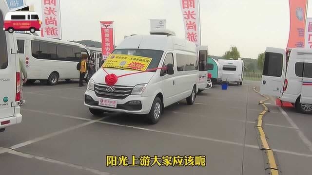 实拍南京房车展上13.8万的B型房车,还有网红五菱校车改装的房车