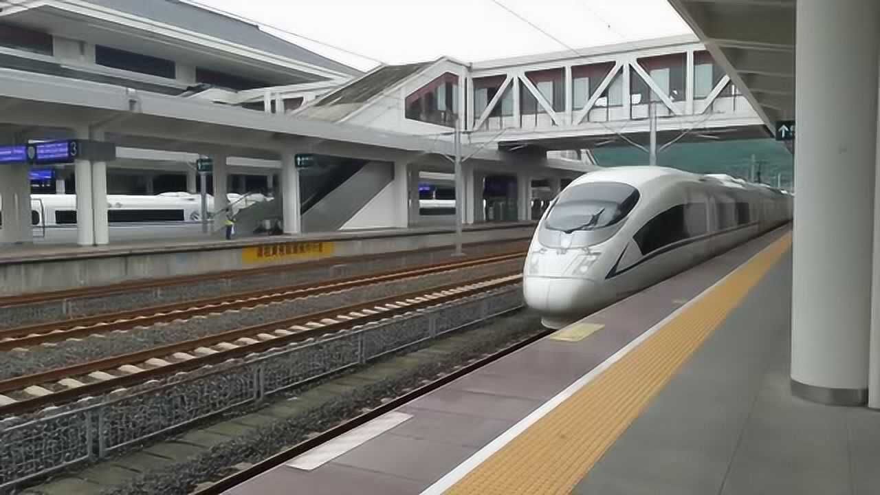 实拍高铁进站全过程,犹如飞机着陆一样平稳,感受中国交通实力!