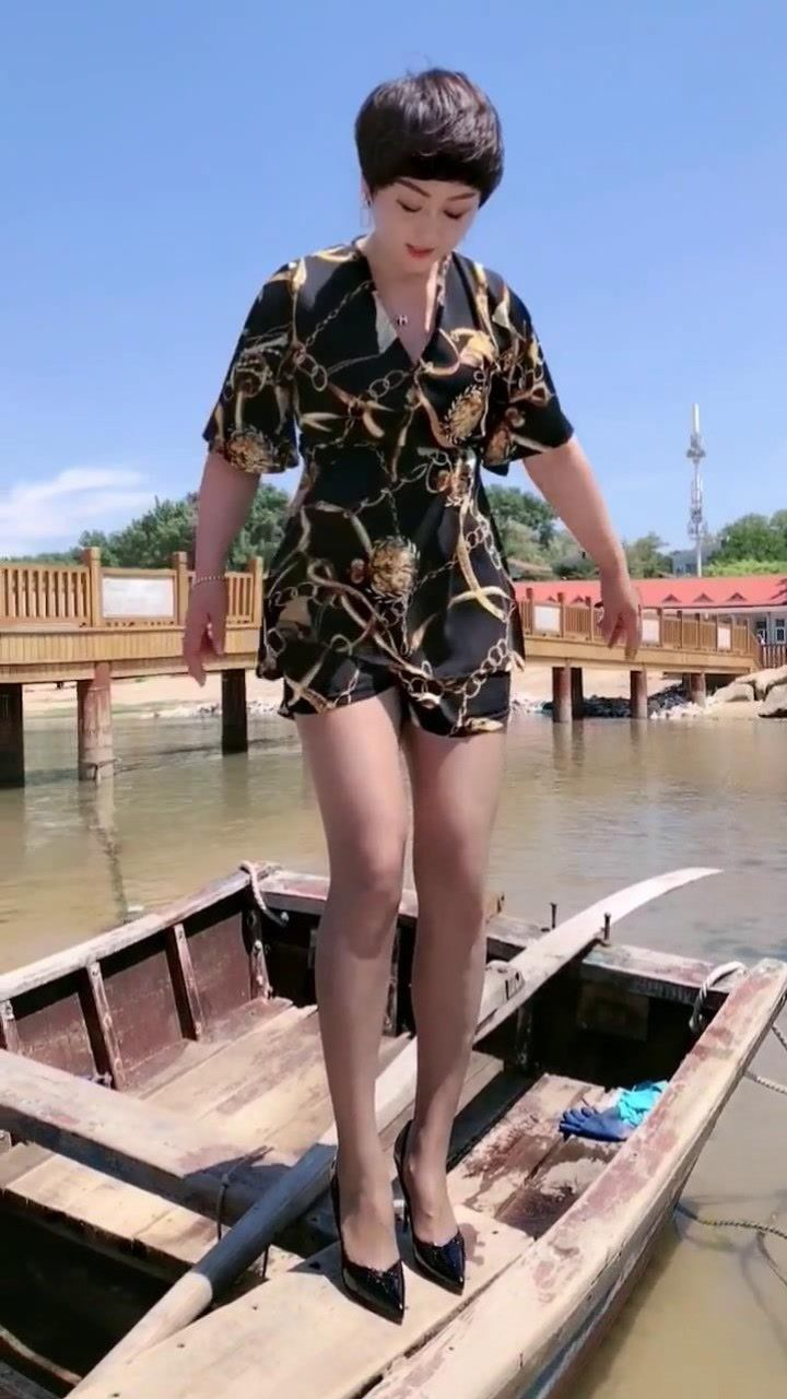 爱美的大妈,去水里玩耍还要搭配黑丝高跟鞋