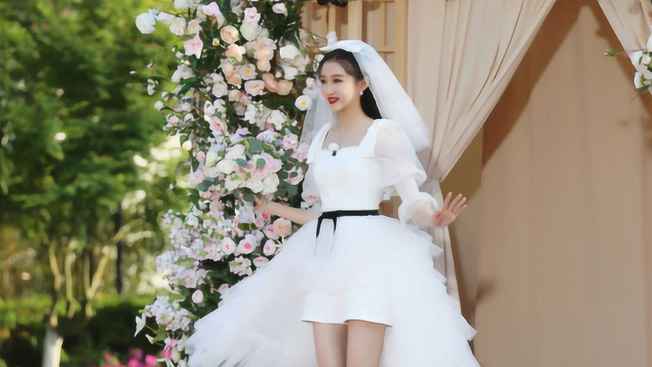 关晓彤婚纱造型太惊艳,脚上的鞋子是亮点!