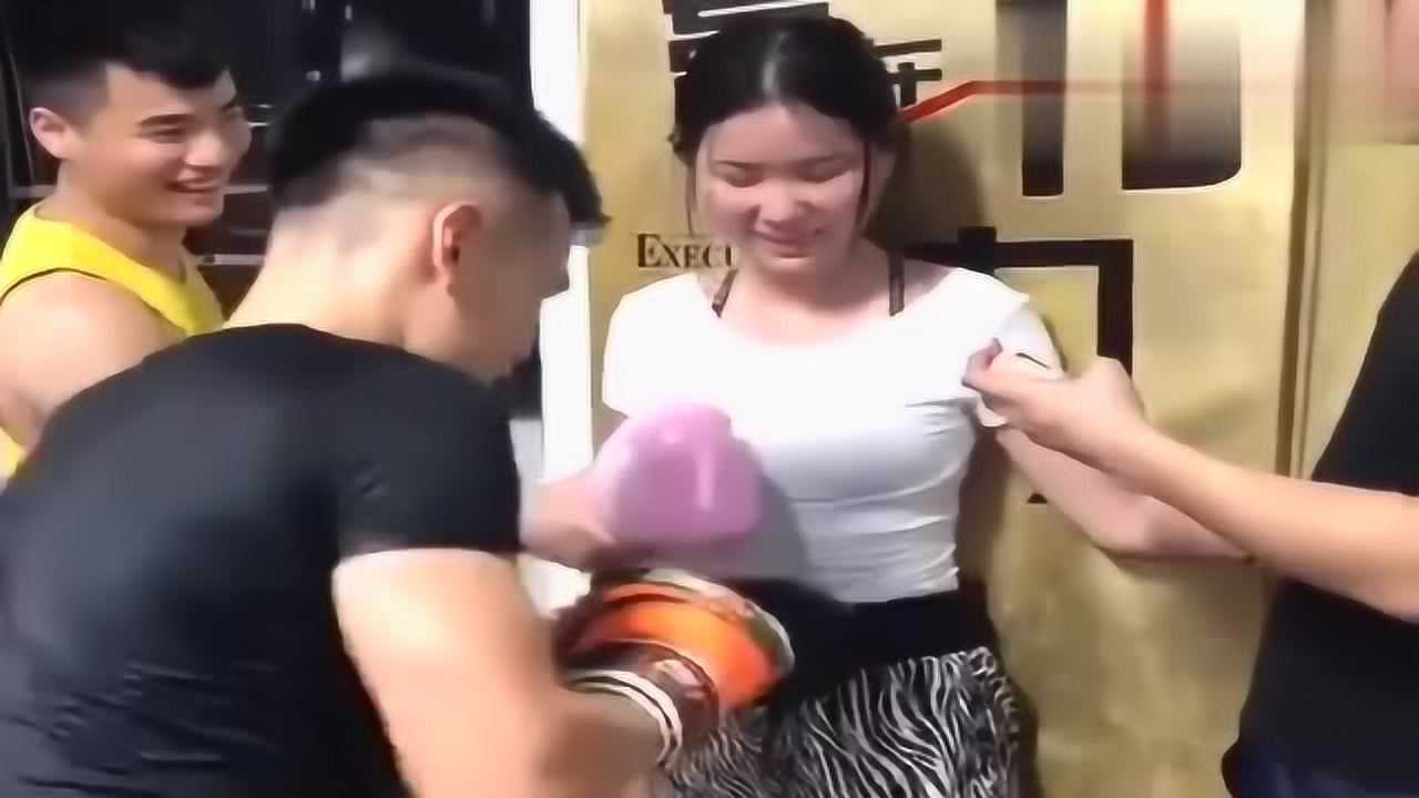 小伙子疯狂锤击美女肚子脸都红了