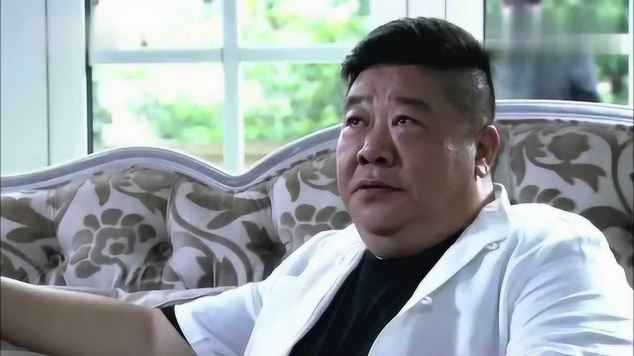 特警力量:熊三被老板用枪指着,吓得跪地求饶,靠张嘴捡回一条命