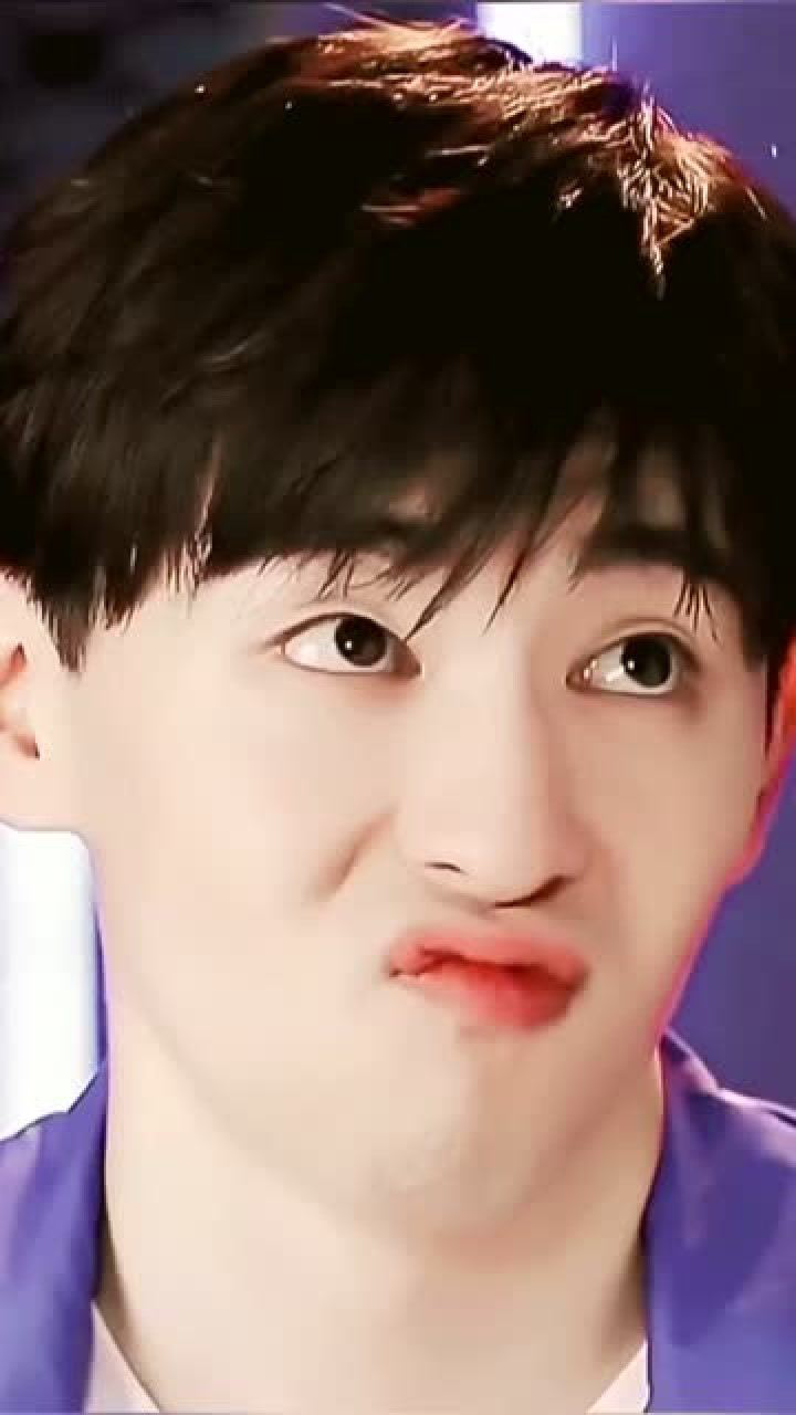 嘟嘟嘴的邓伦好可爱,原来单眼皮男孩眼睛也可以变大