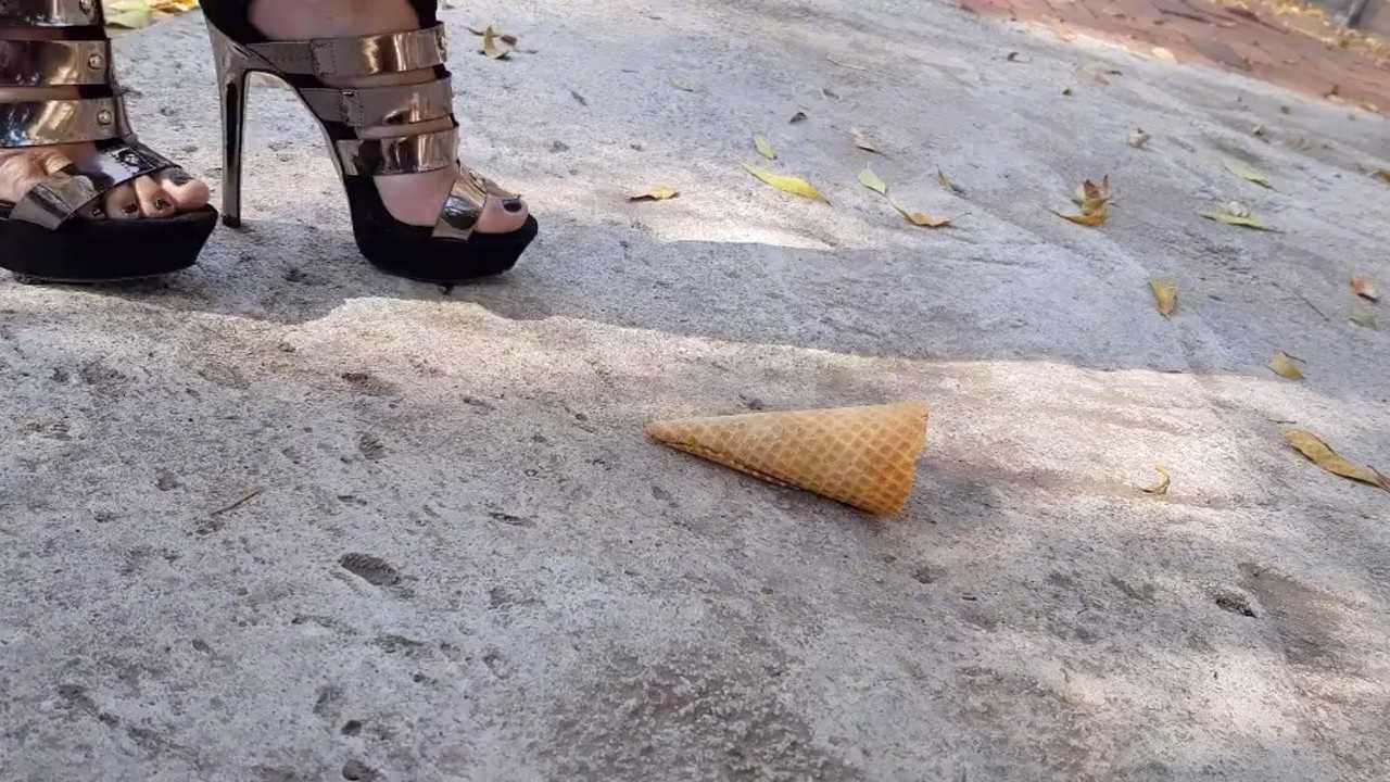 每次穿高跟鞋出门都会踩一点东西