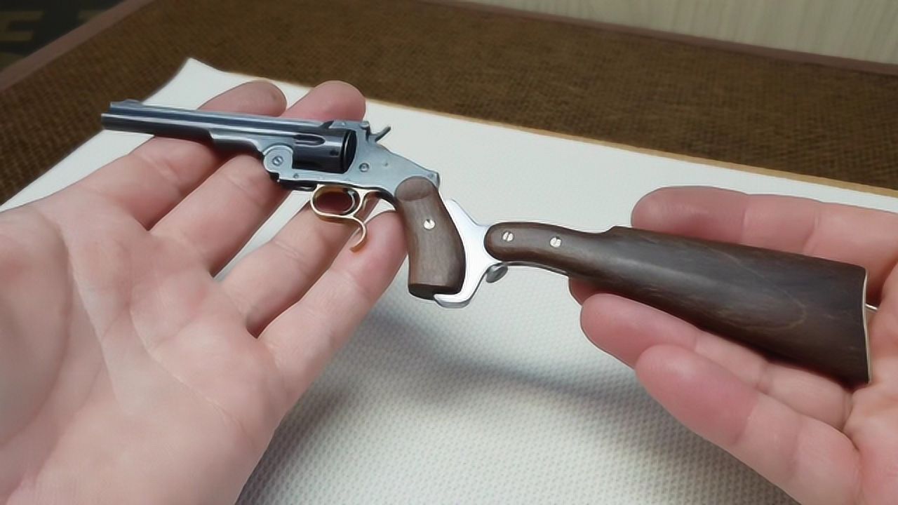 精致的迷你版左轮手枪能加弹能射击还可以安装枪托真不错