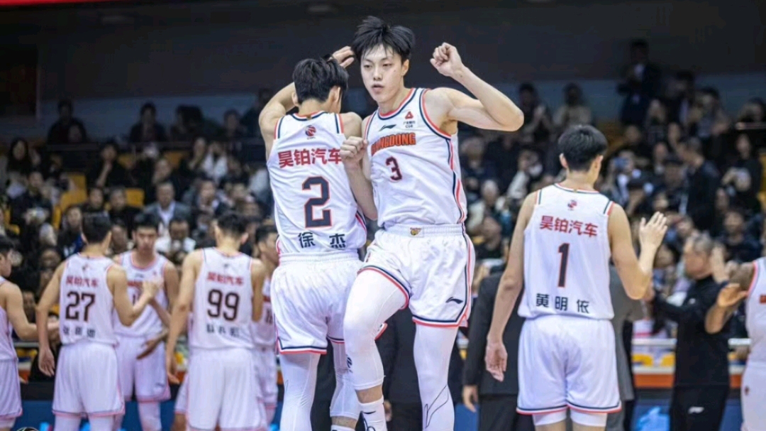 三分雨来了!胡明轩三分两连击 徐杰招牌式抛投 广东迅速拉开分差