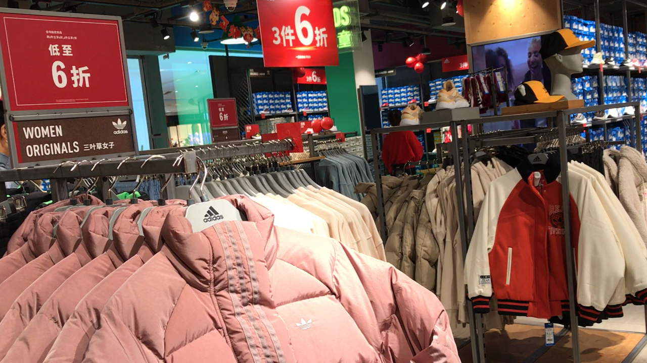 周末坐地铁去灞逛奥莱商场很大品很多折扣不是很低3件6折