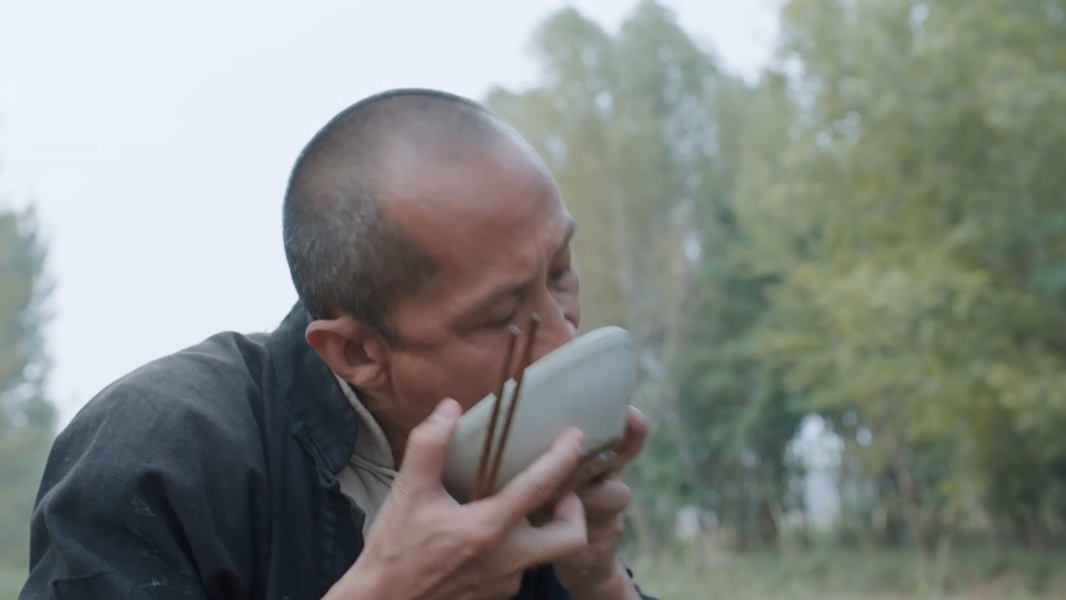 白鹿原:东家饭后就爱舔碗,长工瞧着都恶心,岂料长工的碗他也舔