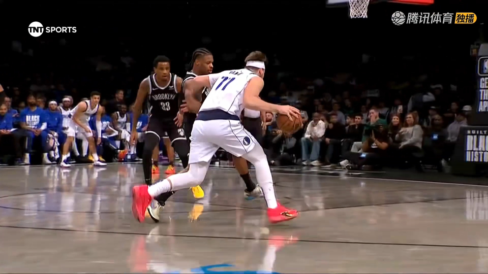 东契奇强行突破将球打进还造犯规 裁判却吹