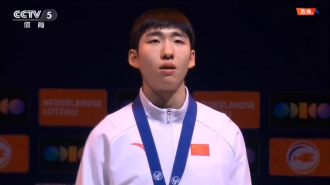 林孝堎世锦赛夺冠唱国歌 行注目礼 口型对得挺准