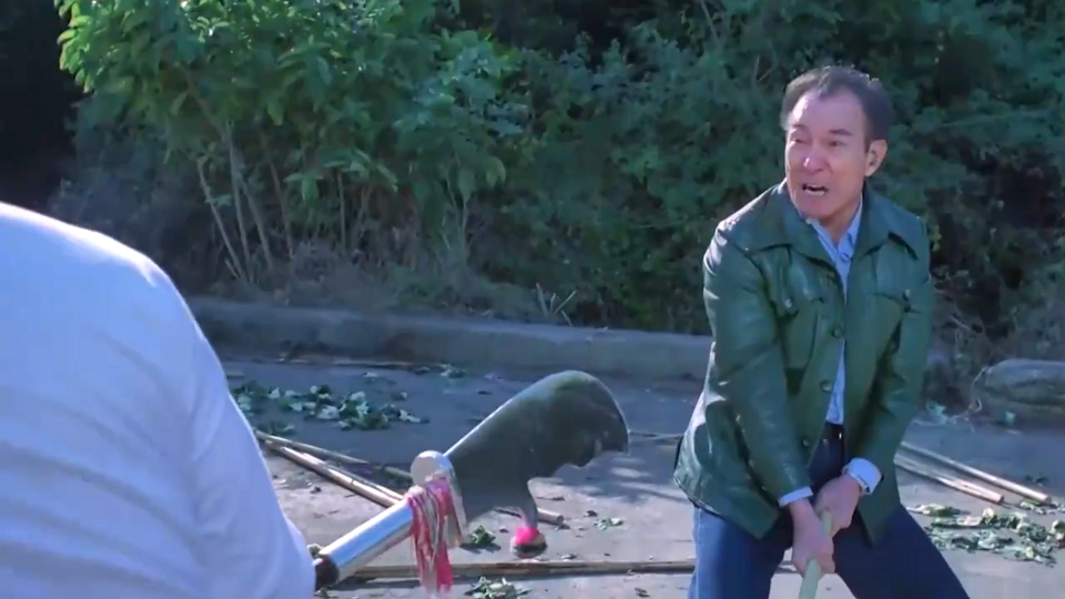 石坚阻止谷峰砍人,一个用扫把一个用大刀,两人都老当益壮